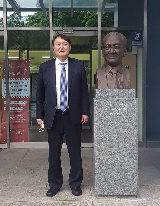 윤석열 전 검찰총장이 지난 17일 서울대 반도체 공동연구소를 방문해 반도체 물리학자인 고(故) 강대원 박사 흉상 앞에서 기념 촬영을 하고 있다. 연합뉴스
