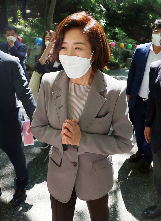 19일 대구 동구 동화사에서 열린 부처님오신날 법요식에서 국민의힘 나경원 전 의원이 참석해 시민들과 인사를 하고 있다. 연합뉴스