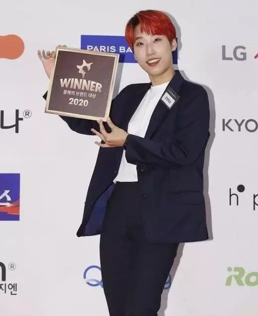제57회 백상예술대상 행사에 참석한 재재의 손모양을 놓고 남성혐오를 조장한다는 논란이 확산하고 있다. 온라인커뮤니티 캡쳐