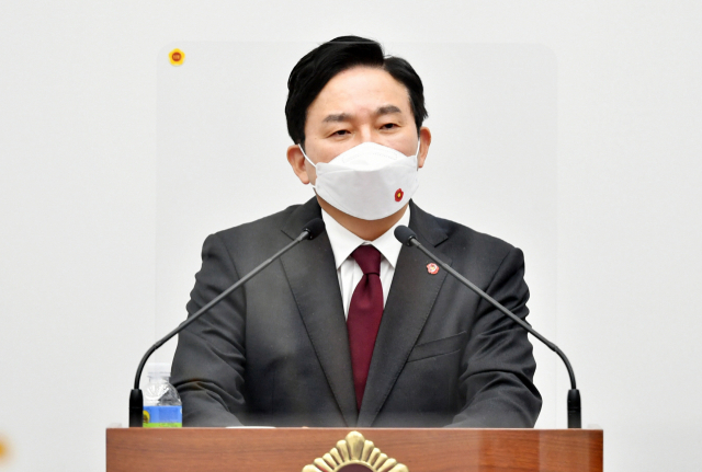 원희룡 제주지사가 21일 열린 제394회 제주도의회 임시회 제2차 본회의에서 내년 6월 치러지는 지방선거에 출마하지 않겠다고 선언하고 있다. 연합뉴스