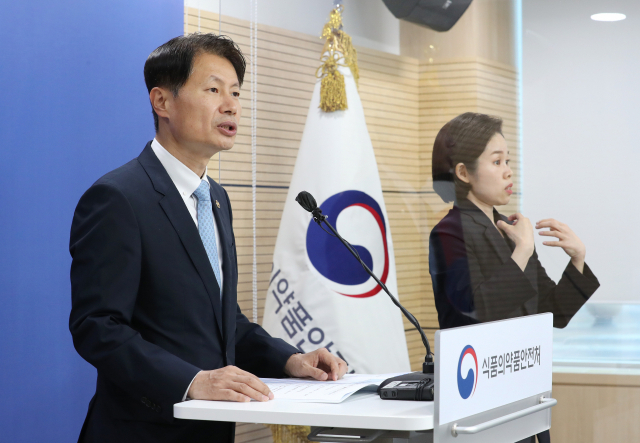 김강립 식품의약품안전처장이 21일 오후 충북 청주시 식약처 브리핑룸에서 미국 제약사 모더나가 개발한 신종 코로나바이러스 감염증(코로나19) 백신에 대한 최종점검위원회 회의 결과를 발표하고 있다. 연합뉴스