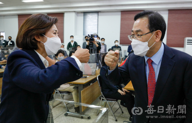 국민의힘 당 대표 경선에 나선 주호영(오른쪽) 전 원내대표와 나경원 전 의원이 21일 오후 국민의힘 대구시당에서 열린 주요당직자 간담회에서 만나 인사를 나누고 있다. 우태욱 기자 woo@imaeil.com