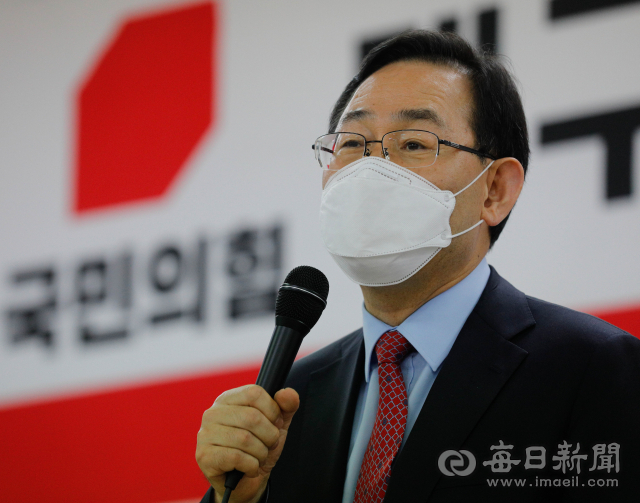 국민의힘 당 대표 경선에 나선 주호영 전 원내대표가 21일 오후 국민의힘 대구시당 대강당에서 열린 주요당직자 간담회에 참석해 지지를 호소하고 있다. 우태욱 기자 woo@imaeil.com