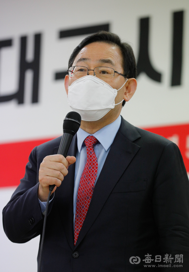 국민의힘 당 대표 경선에 나선 주호영 전 원내대표가 21일 오후 국민의힘 대구시당 대강당에서 열린 주요당직자 간담회에 참석해 지지를 호소하고 있다. 우태욱 기자 woo@imaeil.com
