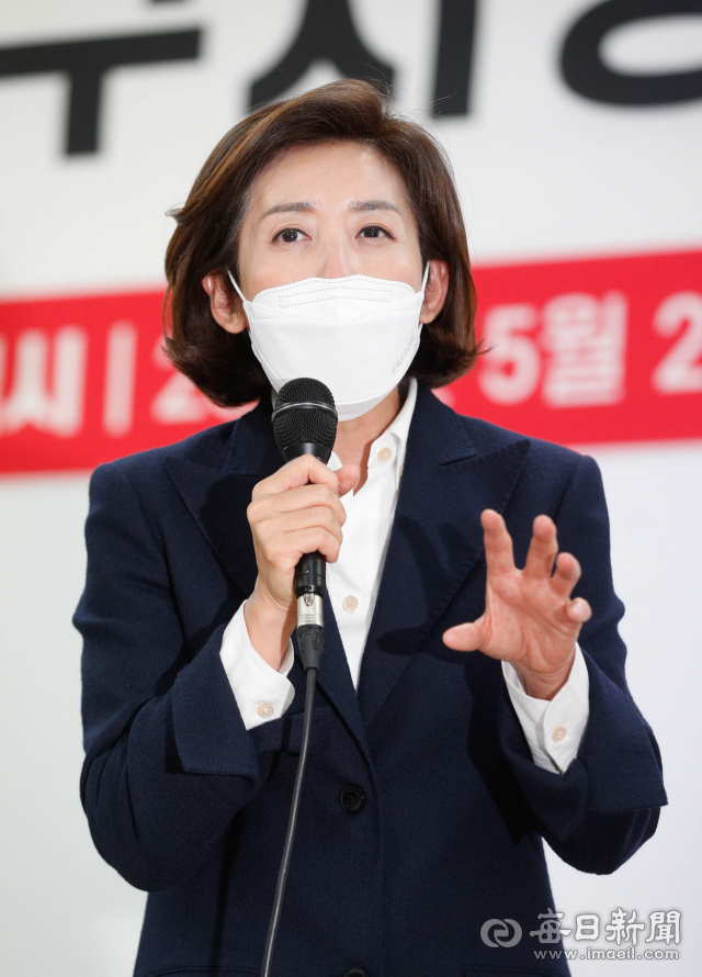 국민의힘 당 대표 경선에 나선 나경원 전 의원이 21일 오후 국민의힘 대구시당 대강당에서 열린 주요당직자 간담회에 참석해 인사말을 하고 있다. 우태욱 기자 woo@imaeil.com