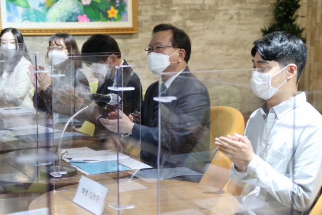 김부겸 국무총리가 21일 서울 광진구 세종대학교 학생회관의 대학일자리센터를 방문해 참석자들과 박수치고 있다. 연합뉴스
