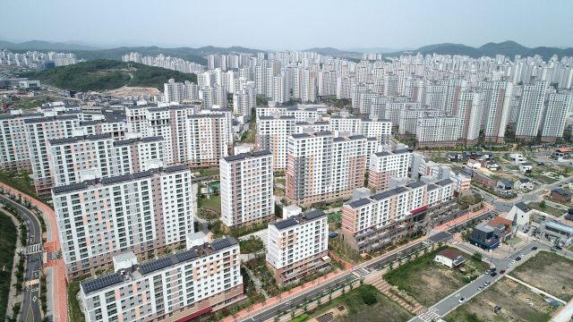 일부 공무원과 공공기관 직원들이 세종시 아파트 특별공급(특공)을 재테크 수단으로 활용했다는 뉴스가 전해지면서 많은 서민들이 허탈해 하고 있다. 사진은 세종시 아파트 모습. 매일신문DB
