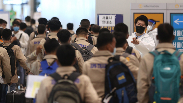 21일 오전 인천국제공항 제1터미널에 해외 입국자들이 걸어가고 있다. 지난 20일 질병관리청은 지난해 1월 3일부터 이달 17일까지 공항과 항만을 통해 입국한 1천46만5천264명 중 코로나19 확진자 약 3천700명을 발견해 국내 유입을 차단했다고 밝혔다. 연합뉴스