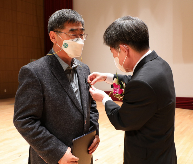 금오공대 개교 41주년 기념식에서 최낙렬(교양교직과정부·왼쪽) 교수가 이상철 총장으로부터 대통령 표창을 전수받고 있다. 금오공대 제공