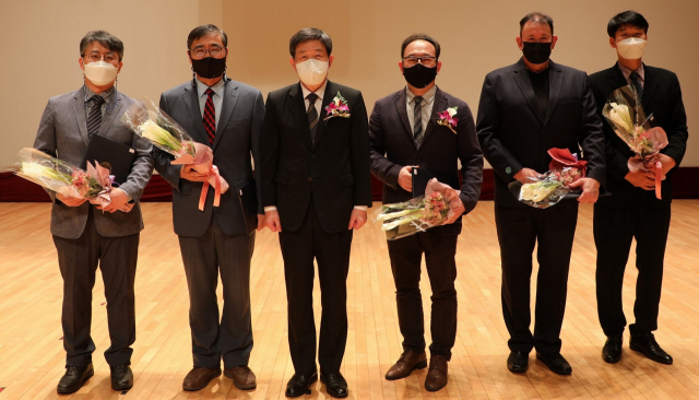 금오공대 개교 41주년 기념식에서 학술상 수상자들이 기념촬영을 하고 있다. 금오공대 제공