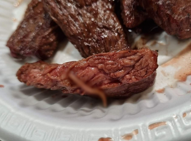 이물질이 나온 수입산 소고기. 페이스북 페이지 제천 대신 전해드립니다