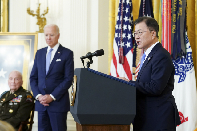 미국을 방문 중인 문재인 대통령이 21일 오후(현지시간) 조 바이든 미국 대통령이 참석한 가운데 백악관 이스트룸에서 열린 한국전쟁 명예 훈장 수여식에서 연설하고 있다. 연합뉴스
