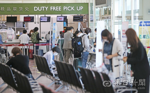 대구공항에서 무착륙 국제관광비행이 운행되는 가운데 대구공항 면세품 인도장이 탑승객들로 붐비고 있다. 매일신문DB