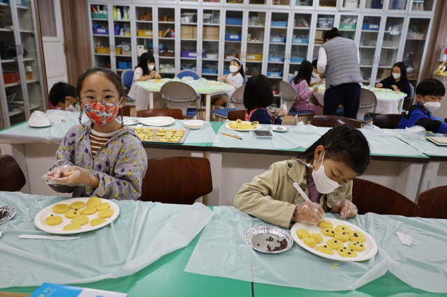 영주 문수초등학교 학생들이 누룩쿠키를 만들고 있다. 영주교육지원청 제공
