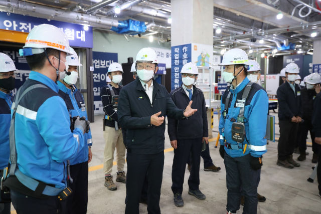 김현준 한국토지주택공사(LH) 사장이 21일 경기 성남시 금광1구역 건설공사 현장을 찾아 안전경영을 강조하고 있다. 연합뉴스
