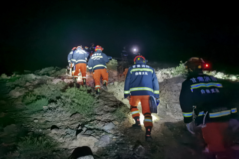 중국 북서부 간쑤성 징타이현 바이인시의 황허스린 지질공원에서 23일 구조대가 산악마라톤 실종자 수색작업을 벌이고 있다. 전날 이곳에서는 100㎞ 산악마라톤 크로스컨트리 경주 대회를 벌이다 악천후로 172명의 참가자 가운데 20명이 숨지고 1명이 실종됐다. 연합뉴스