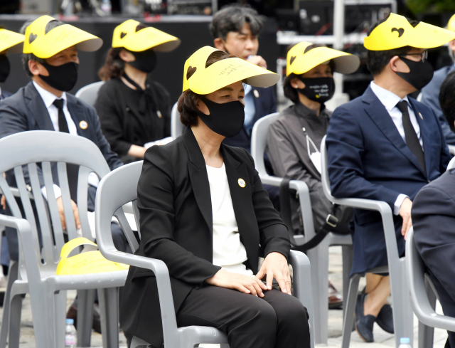 추미애 전 법무부 장관이 23일 오전 경남 김해시 진영읍 봉하마을에서 엄수된 노무현 전 대통령 서거 12주기 추도식에 참석해 추도사를 경청하고 있다. 연합뉴스