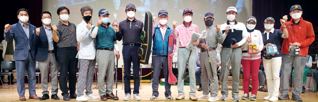 제1회 대백프라자와 함께하는 시니어매일 미니 파크골프대회에 우승을 차지한 이동규씨 (왼쪽 6번째)와 입상자들이 수상 후 기념촬영을 하고 있다. 이원선 시니어매일 기자
