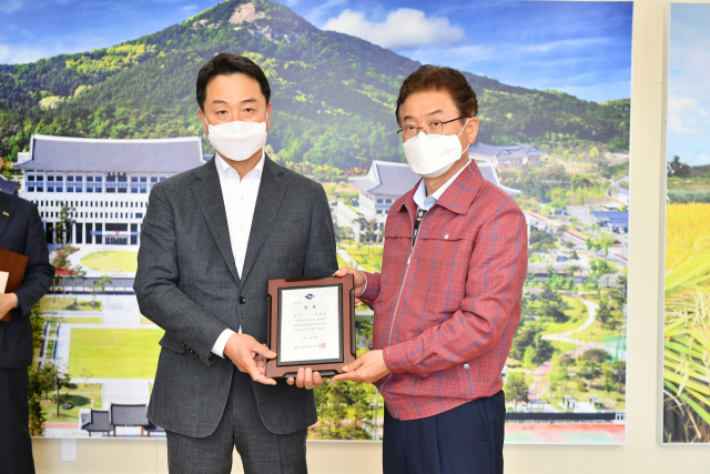 남병진 봉화군 총무과장이 이철우 경북도지사로부터 우수기관 표창을 전달받고 있다. 봉화군 제공