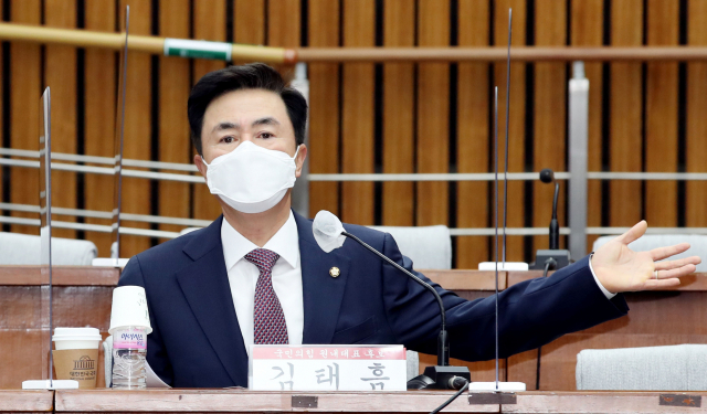 국민의힘 원내대표 경선에 나선 김태흠 의원이 27일 오전 서울 여의도 국회에서 열린 