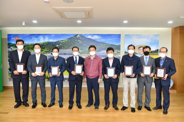 24일 경북도청 접견실에서 열린 시상식 참석 시·군 관계자들이 이철우 경북도지사와 기념촬영을 하고 있다. 경북도 제공