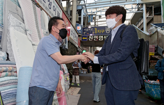 국민의힘 이준석 전 최고위원이 24일 오전 대구 중구 서문시장을 찾아 상인들과 인사를 하고 있다. 김영진 기자 kyjmaeil@imaeil.com