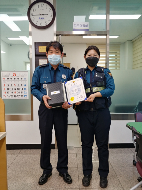우리동네 길학습 평가에서 최우수작을 만든 이영경 순경(오른쪽)이 상을 받고 기념쵤영을 하고 있다. 예천경찰서 제공