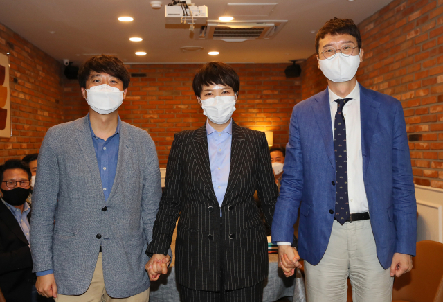 국민의힘 당 대표에 도전하는 김웅(오른쪽 부터), 김은혜 초선 의원과 이준석 전 최고위원이 22일 서울 여의도 정치카페 