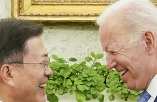 문재인 대통령이 지난 5월 21일 오후(현지시간) 백악관 오벌오피스에서 열린 소인수 회담에서 조 바이든 미국 대통령과 대화하고 있다. 연합뉴스