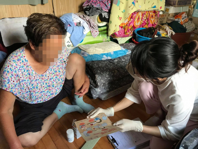 영천시보건소 직원이 의료취약계층 고령자를 방문해 건강관리 상담을 하고 있다. 영천시 제공