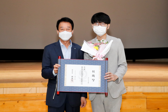 문준희 합천군수가 신진서(오른쪽) 9단에게 합천군 홍보대사 위촉장을 전달하고 있다. 합천군 제공