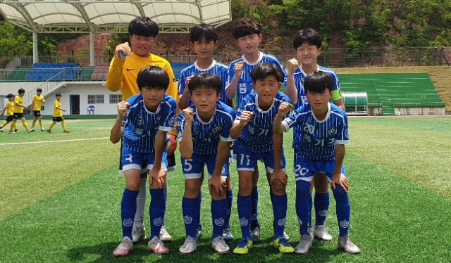 영주 풍기초등학교 축구 선수들이 파이팅을 외치고 있다. 영주교육지원청 제공