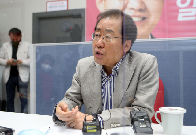 무소속 홍준표 의원이 14일 대구 수성구 자신의 지역 사무실에서 국민의힘 복당 문제 등과 관련해 기자간담회를 하고 있다. 연합뉴스