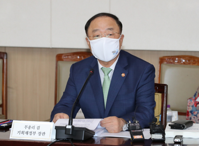 홍남기 경제부총리가 25일 정부서울청사에서 열린 소재·부품·장비 경쟁력강화위원회의를 주재하고 있다. 연합뉴스