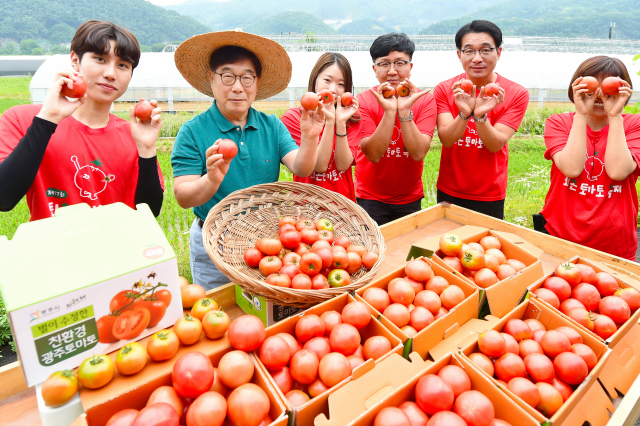토마토의 주산지 경기도 광주시를 대표하는 신동헌 광주시장과 시민들이 토마토를 들고 홍보에 나섰다. 광주시 제공