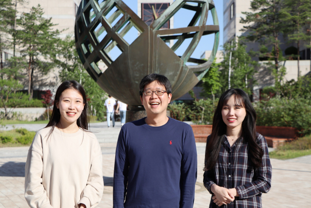 왼쪽부터 김민경 씨, 노준석 지도교수, 소순애 씨. 포스텍 제공