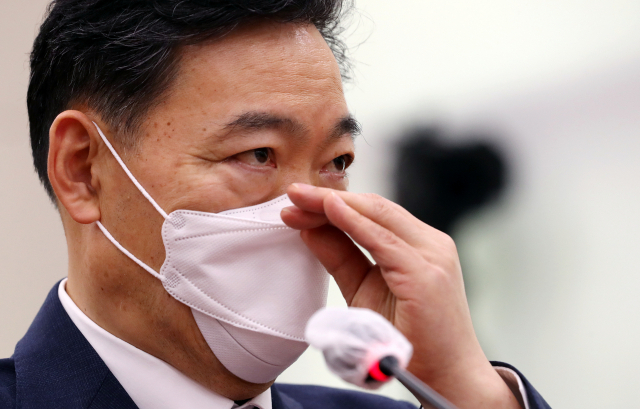 김오수 검찰총장 후보자가 26일 오전 서울 여의도 국회 법제사법위원회에서 열린 인사청문회에서 의원 질의에 답변하고 있다. 연합뉴스