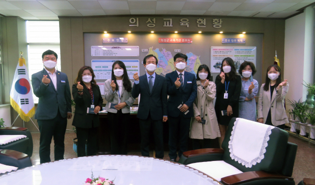 26일 경북도교육청 의성교육지원청은 전 직원을 대상으로 청렴 표어 공모전을 시행해 6개 작품을 선정하고 수상자들에게 시상식을 한 뒤 기념촬영을 하고 있다. 의성교육지원청 제공