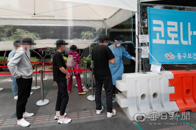 대구 동구 한 대형마트에서 최근 코로나19 확진자가 나와 방역당국이 역학조사에 나선 가운데 26일 동구보건소에서 시민들이 진단 검사를 받기 위해 차례를 기다리고 있다. 우태욱 기자 woo@imaeil.com