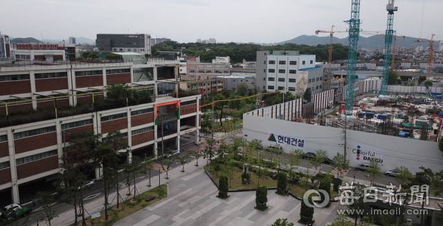 1일 대구 중구 성내3동 대구문화예술발전소 일대에 아파트 건축 공사가 한창이다. 우태욱 기자 woo@imaeil.com