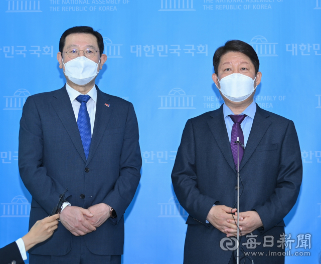 권영진 대구시장과 이용섭 광주시장이 지난 5월 서울 여의도 국회에서 