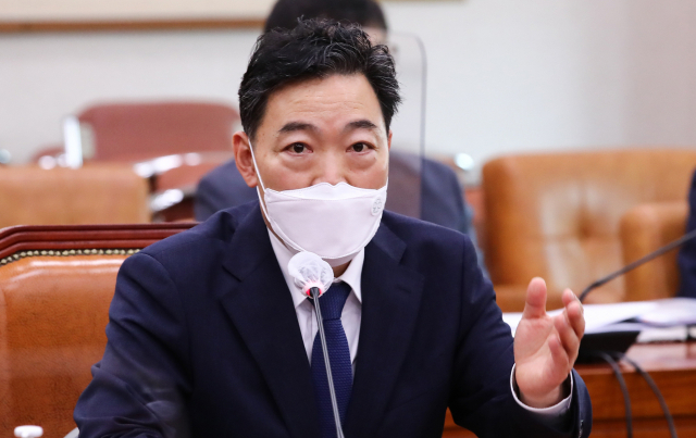 김오수 검찰총장 후보자가 26일 국회 법제사법위원회에서 열린 인사청문회에서 의원들의 질문에 답변하고 있다. 연합뉴스