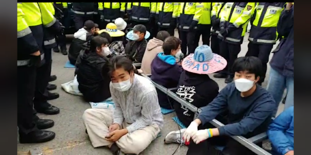 25일 사드 반대 측 관계자가 격자형 철구조물에 들어가 경찰의 해산에 맞서고 있다. 사드철회 소성리종합상황실
