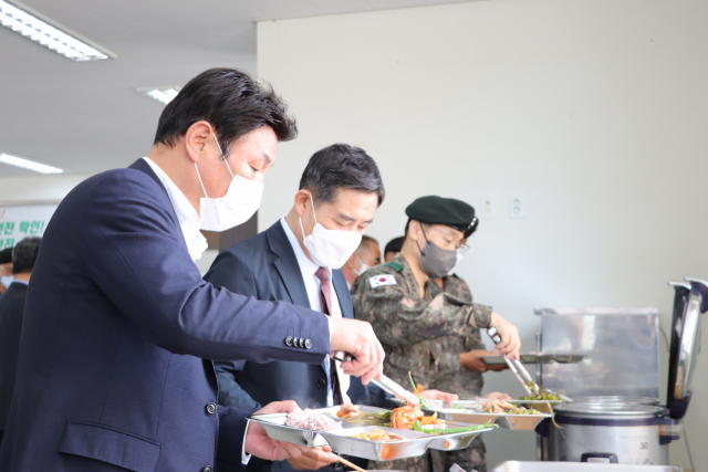 강대식·이채익·한기호·신원식 등 국민의힘 소속 국방위원들이 26일 부실급식 사태의 시발점이 됐던 경기 화성의 육군 51사단을 현장점검 하며 예하 부대 병영식당 및 취사 시설 등을 둘러보고 있다. 연합뉴스