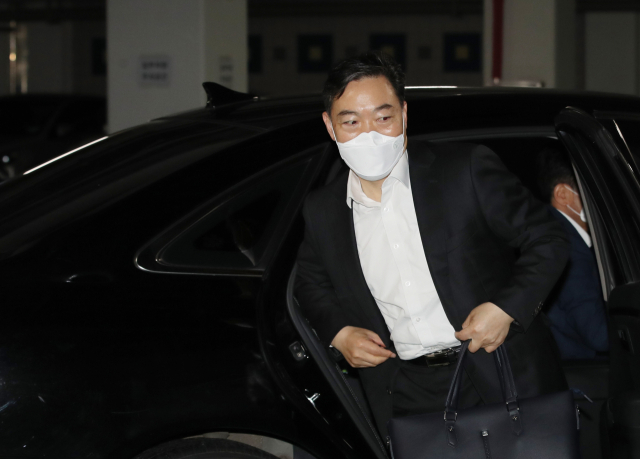 김오수 검찰총장 후보자가 27일 오후 인사청문회 준비단 사무실이 마련된 서초구 서울고등검찰청으로 출근하고 있다. 이날 문재인 대통령은 김오수 검찰총장 후보자에 대한 인사청문경과보고서를 31일까지 보내달라고 국회에 다시 요청했다. 연합뉴스