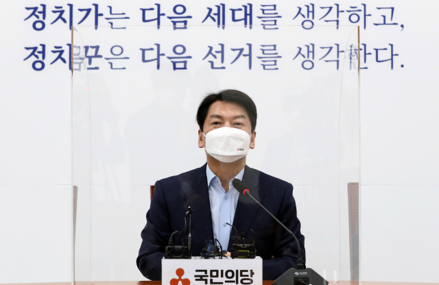 국민의당 안철수 대표가 27일 오전 서울 여의도 국회에서 전날 있었던 청와대-정당대표 오찬 관련 기자 간담회를 하고 있다. 연합뉴스