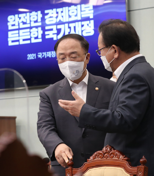27일 오후 청와대에서 열린 국가재정전략회의에서 김부겸 총리(오른쪽)와 홍남기 경제부총리 겸 기획재정부 장관이 대화하고 있다. 연합뉴스