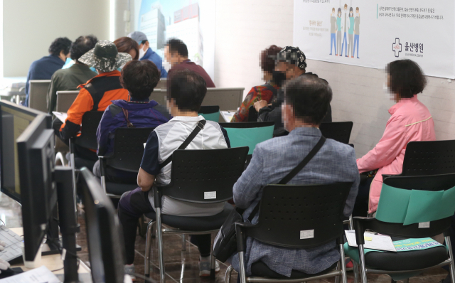 만 65세∼74세 일반인을 대상으로 하는 백신 접종 첫날인 27일 오후 울산시 남구 울산병원에서 시민들이 아스트라제네카 백신 접종을 한 후 이상 반응 모니터링을 위해 대기하고 있다. 연합뉴스