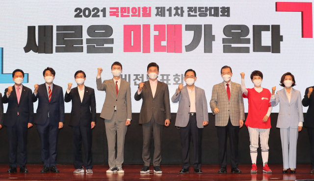 국민의힘 당대표 선거에 출마한 나경원(오른쪽부터), 김은혜, 홍문표, 주호영, 윤영석, 김웅, 조경태, 이준석 후보와 김기현 당 대표 권한대행이 25일 서울 마포구 누리꿈스퀘에서 열린 