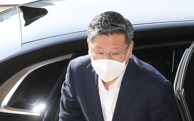 이용구 법무부 차관이 26일 오전 경기도 과천 법무부 청사에 출근하고 있다. 연합뉴스